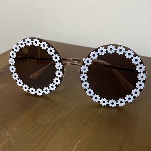 White daisy black fashion frames hippy